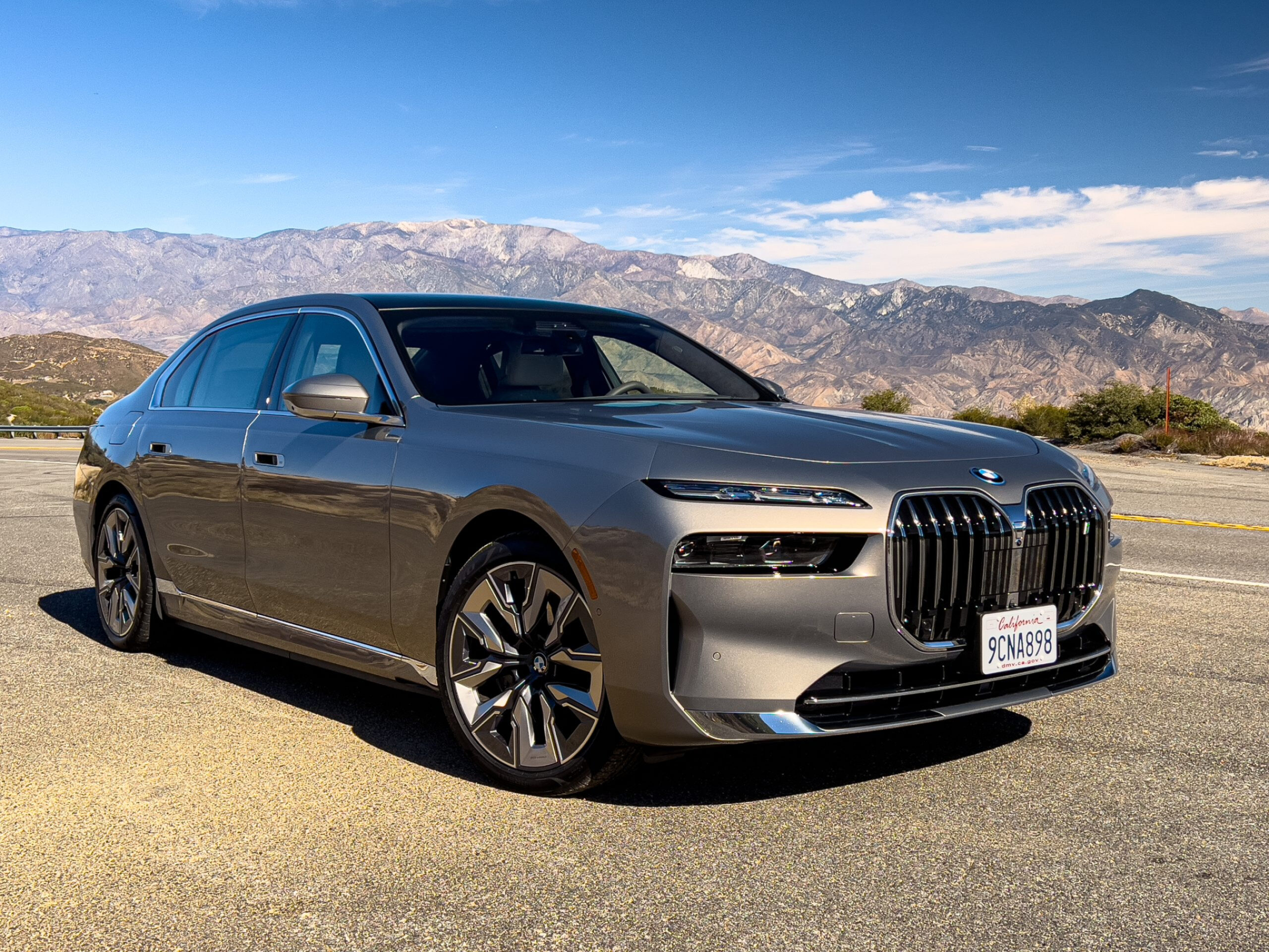 The 2023 BMW i7 proves a luxury car doesn’t need internal combustion ...