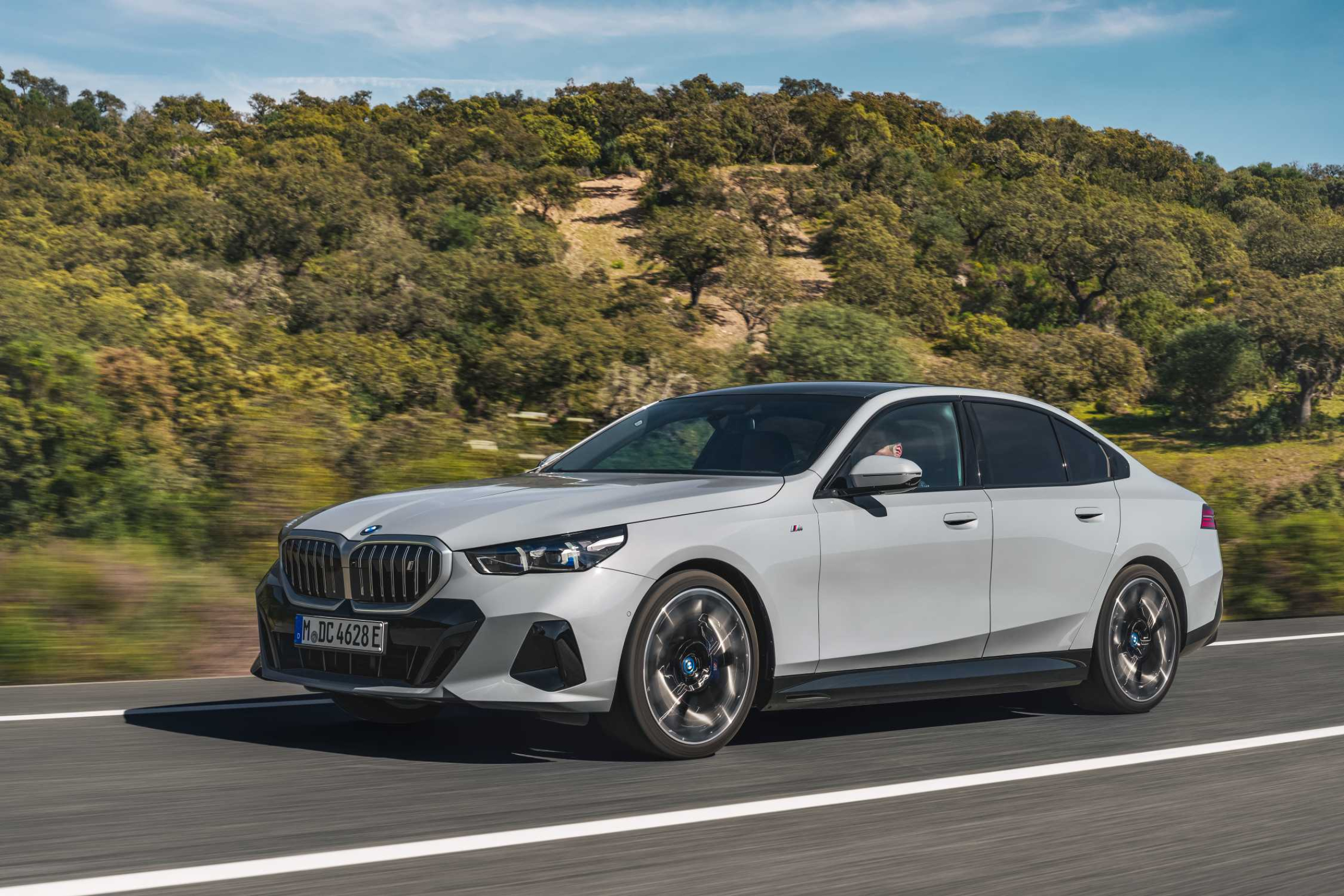 Der neue BMW i5 eDrive40 - Fahraufnahme (05/2023).