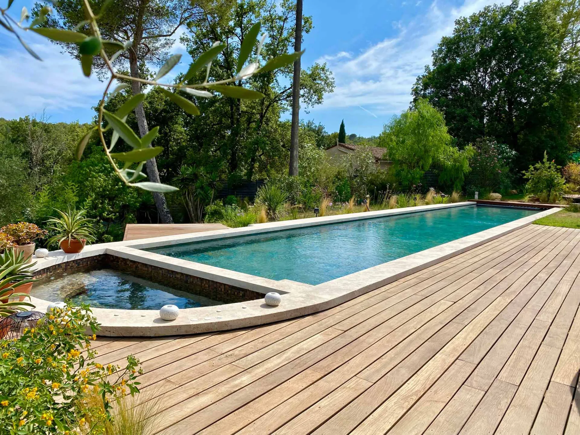 Comment choisir le meilleur matériau pour les abords de votre piscine ...