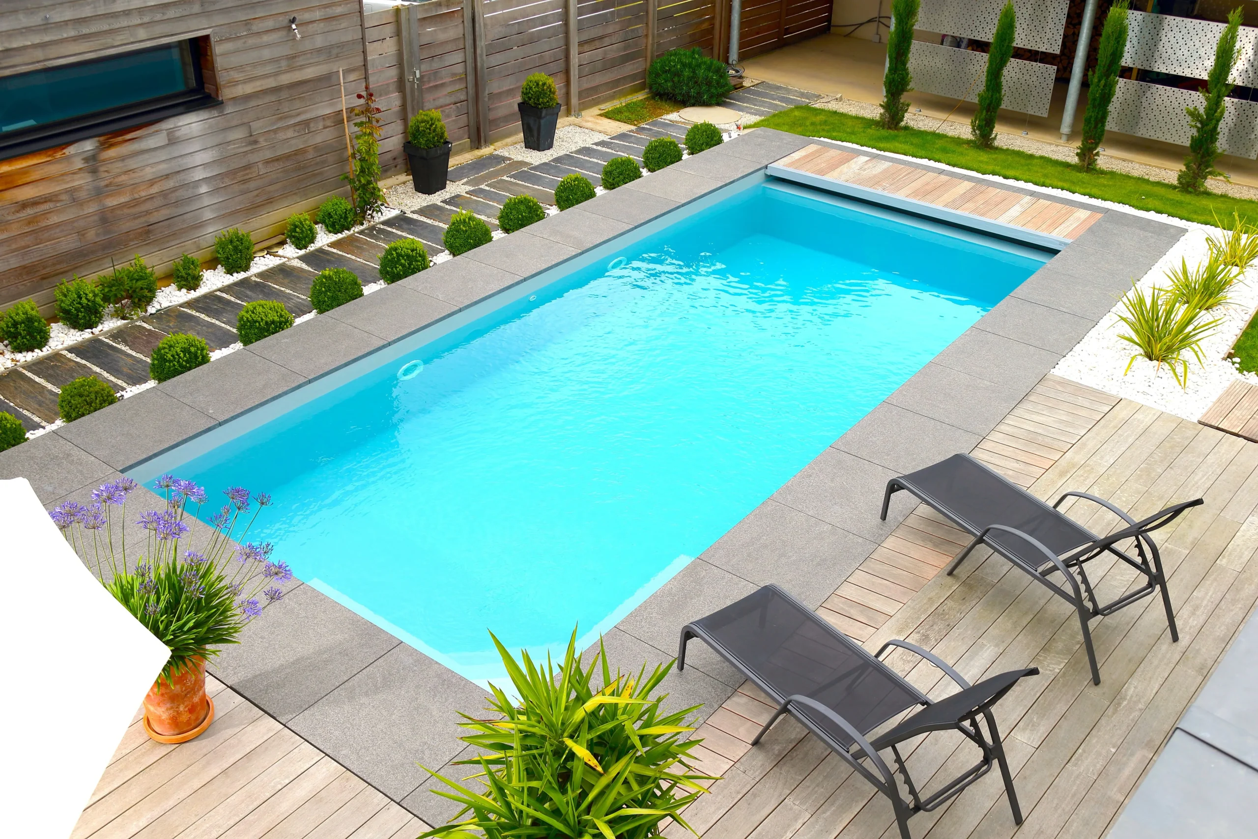 La piscine paysagée par l'esprit piscine 8 x 3,5 m Revêtement gris ...